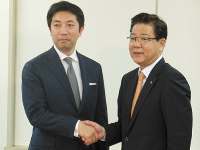 当社代表取締役剣持と北橋北九州市長の写真